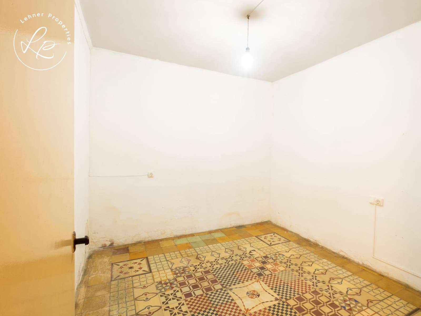 4 bedroom Villa for sale in Figueres with garage - € 205,000 (Ref: 9431694)