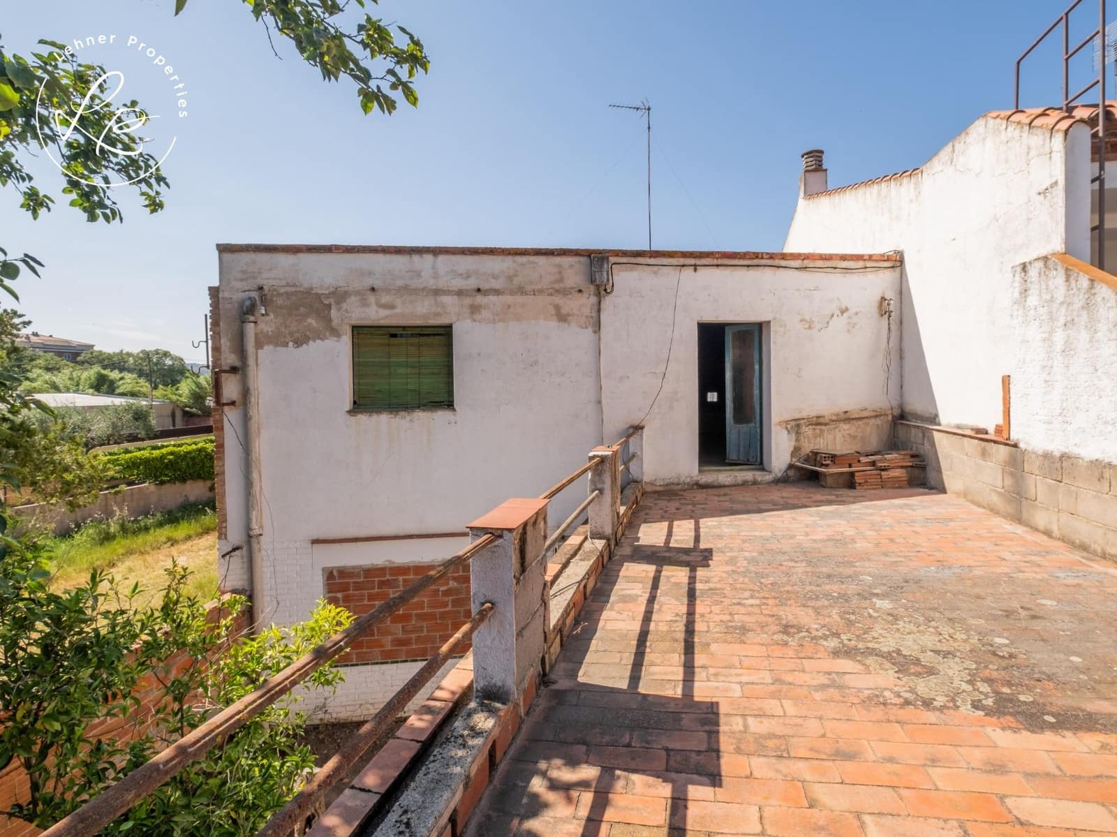 4 bedroom Villa for sale in Figueres with garage - € 205,000 (Ref: 9431694)