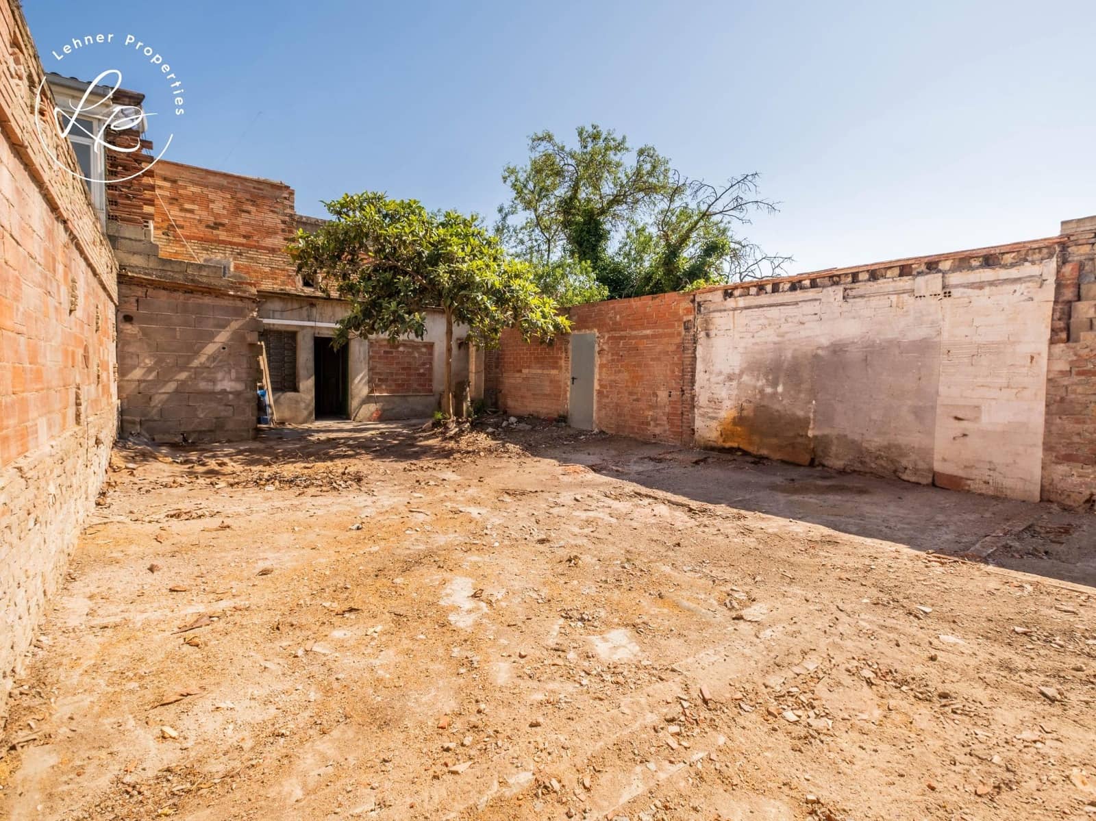 4 bedroom Villa for sale in Figueres with garage - € 205,000 (Ref: 9431694)