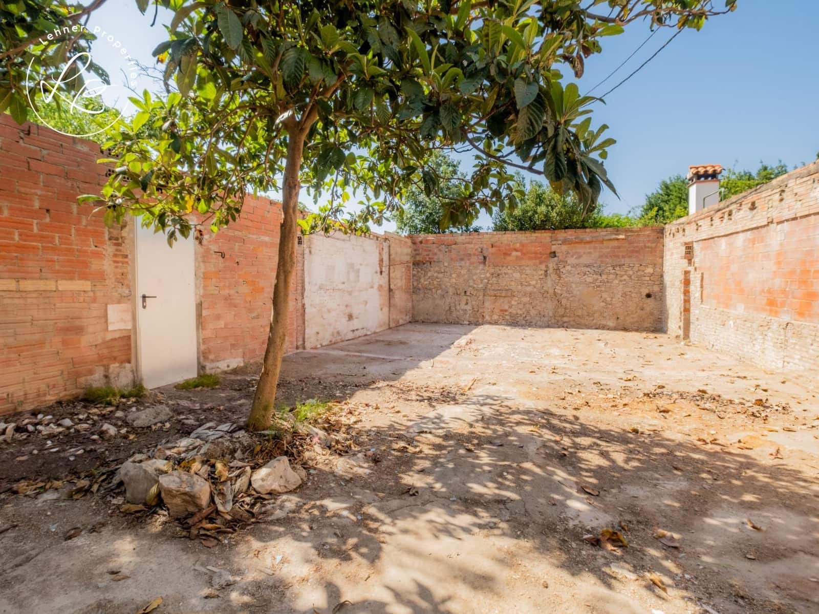 4 bedroom Villa for sale in Figueres with garage - € 205,000 (Ref: 9431694)