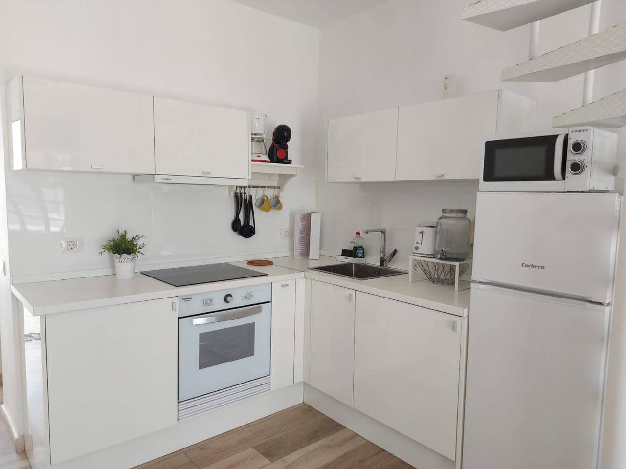 2 soverom Leilighet til leie i Sonneland med svømmebasseng garasje - € 1 200 (Ref: 8486805)