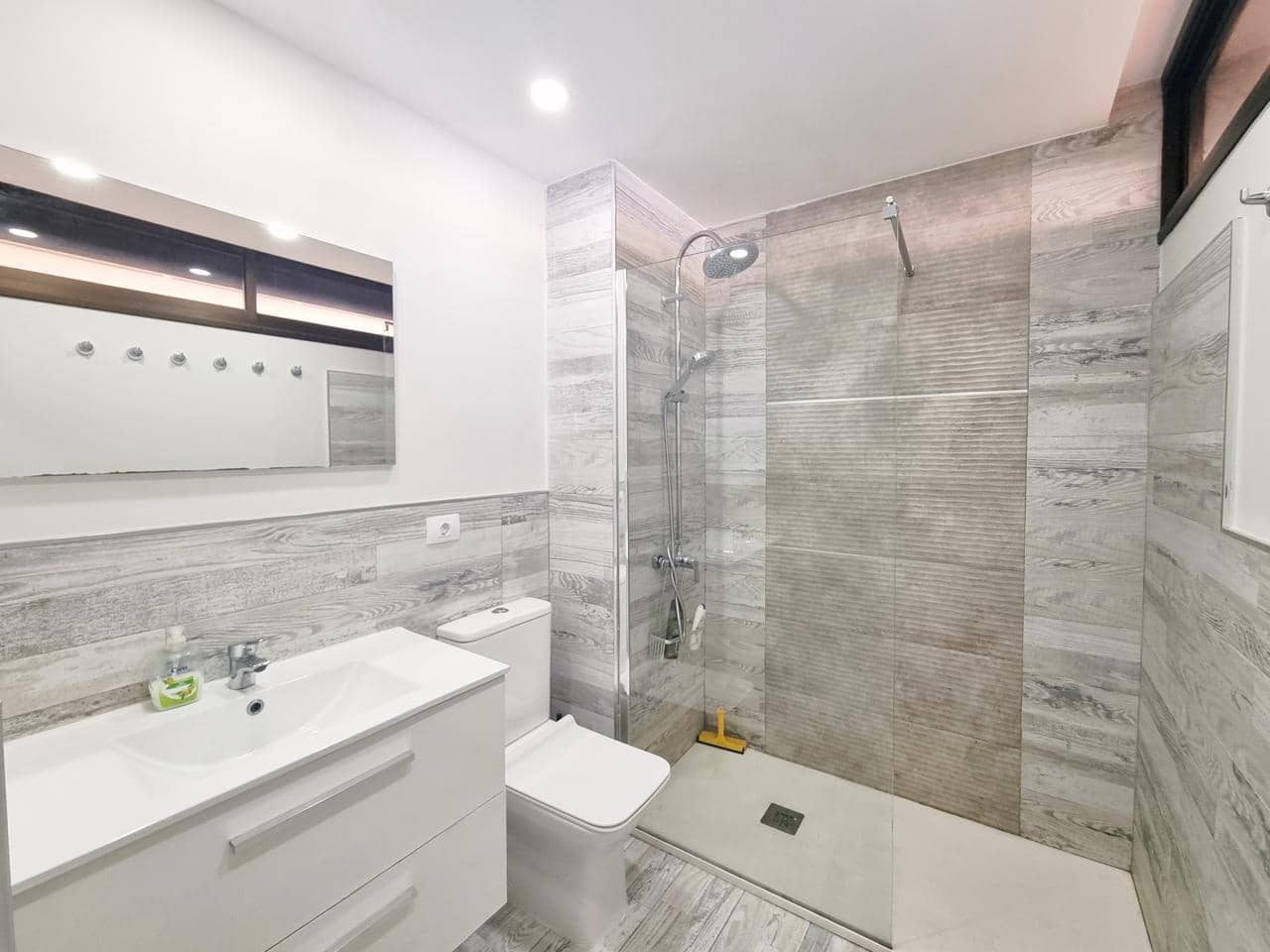1 slaapkamer Flat te huur in San Bartolome de Tirajana met zwembad - € 1.300 (Ref: 8499509)