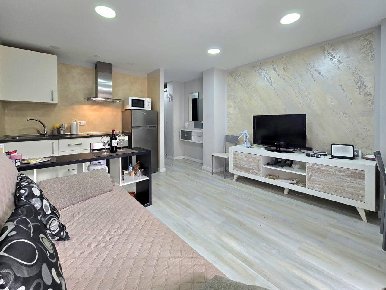 1 slaapkamer Flat te huur in San Bartolome de Tirajana met zwembad - € 1.300 (Ref: 8499509)