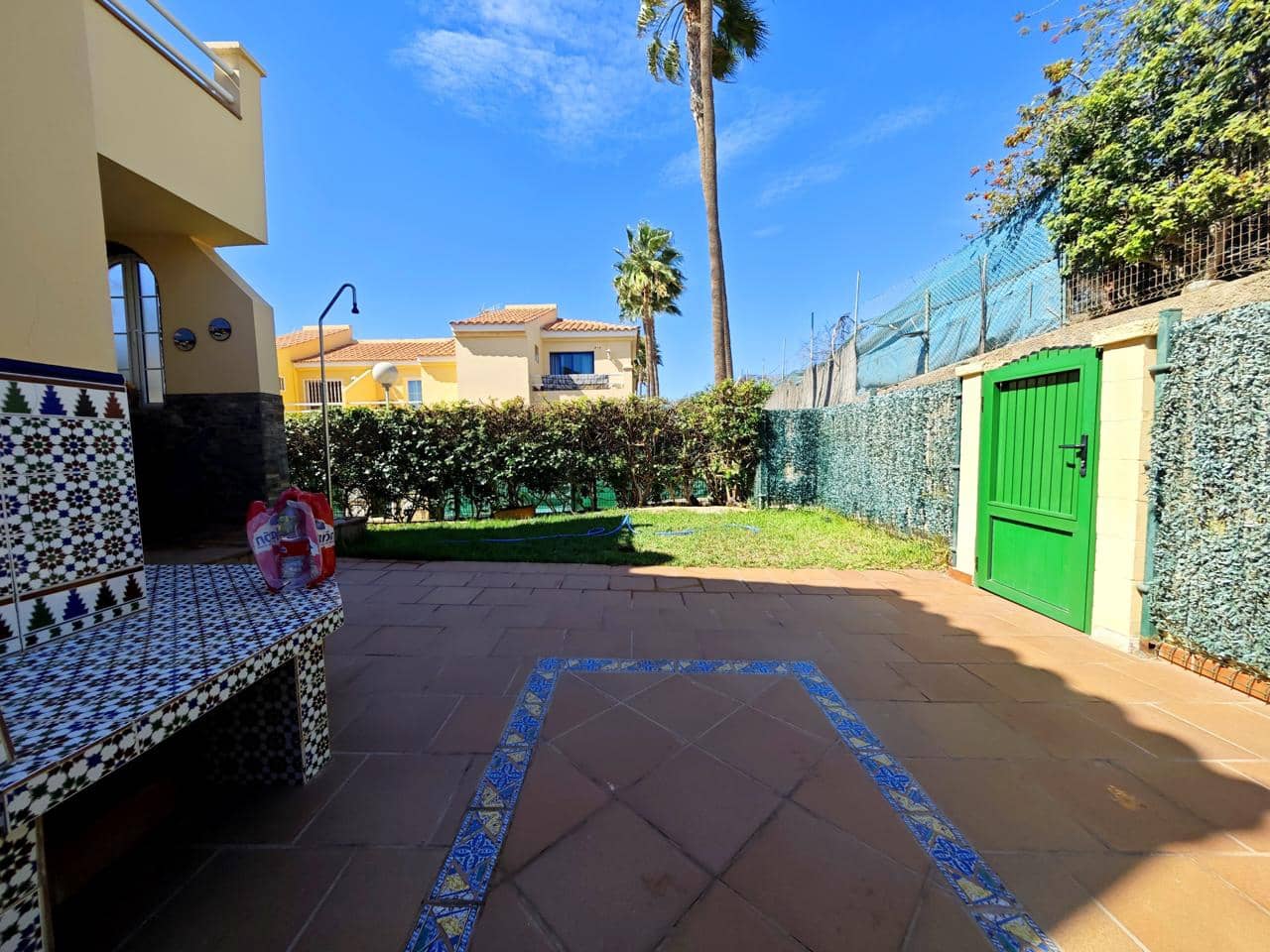 1 Zimmer Villa zu vermieten in Sonneland mit Pool - 1.250 € (Ref: 8599099)