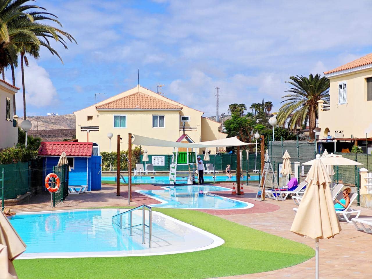 1 Zimmer Villa zu vermieten in Sonneland mit Pool - 1.250 € (Ref: 8599099)