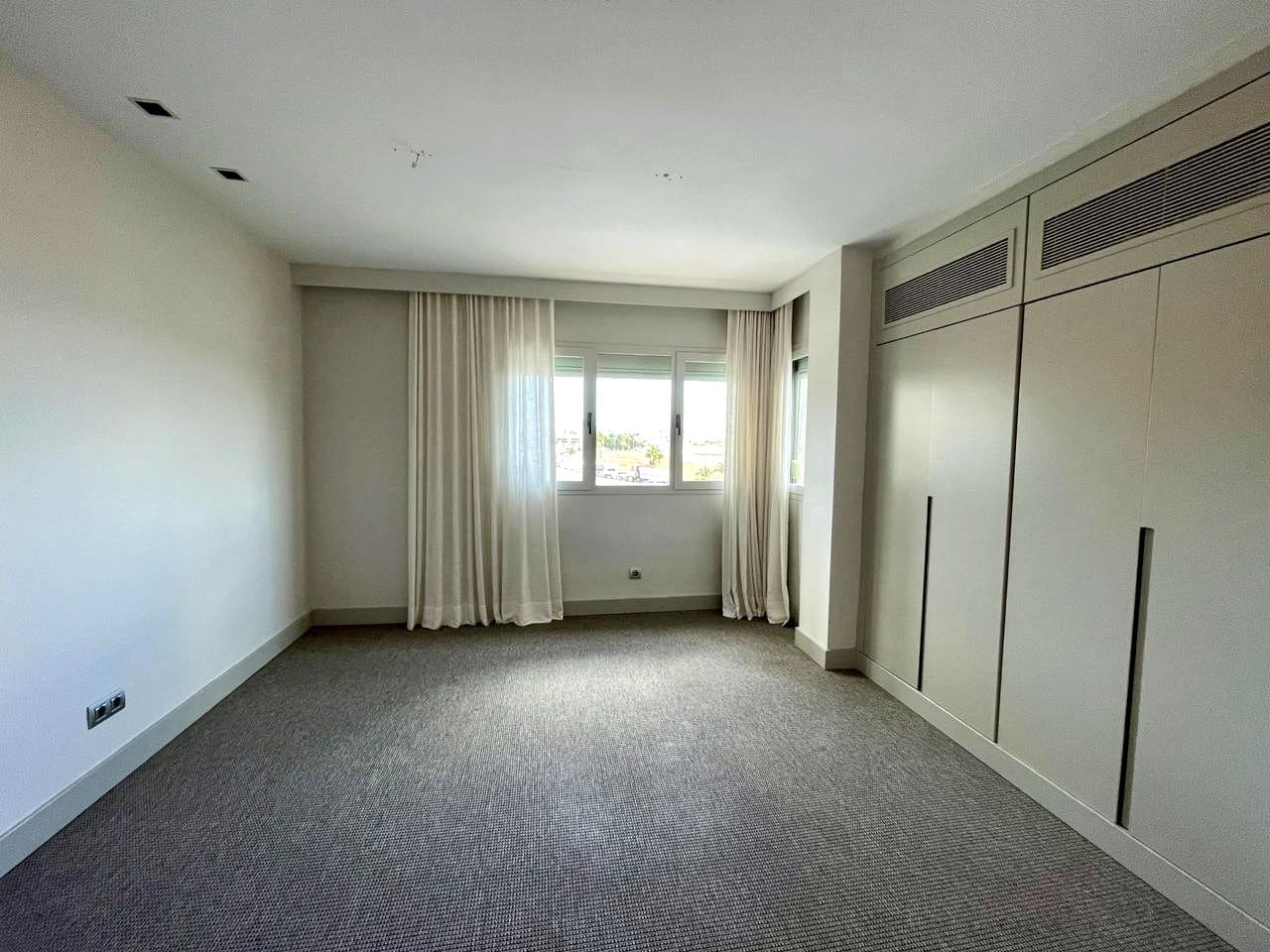 2 soveværelse Lejlighed til leje i Las Palmas de Gran Canaria med garage - € 1.500 (Ref: 8892208)