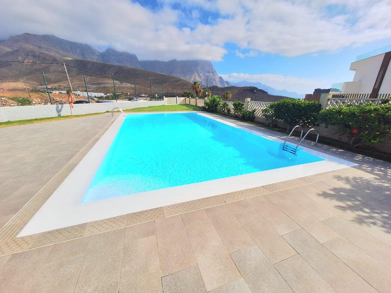 2 bedroom Flat for rent in Agaete with pool garage - € 1,300 (Ref: 9073030)