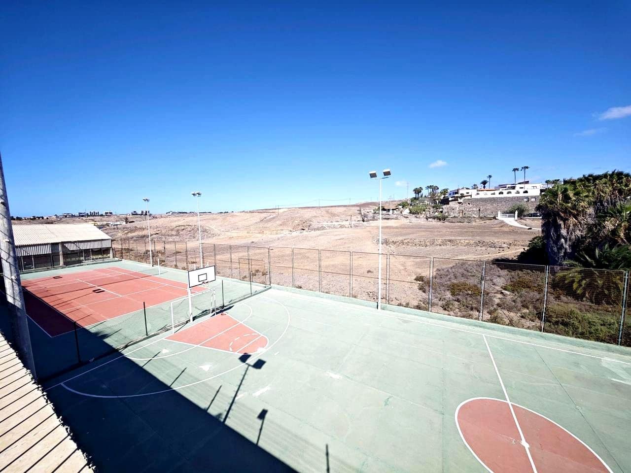 1 Zimmer Villa zu vermieten in Sonneland mit Pool - 1.300 € (Ref: 9111253)