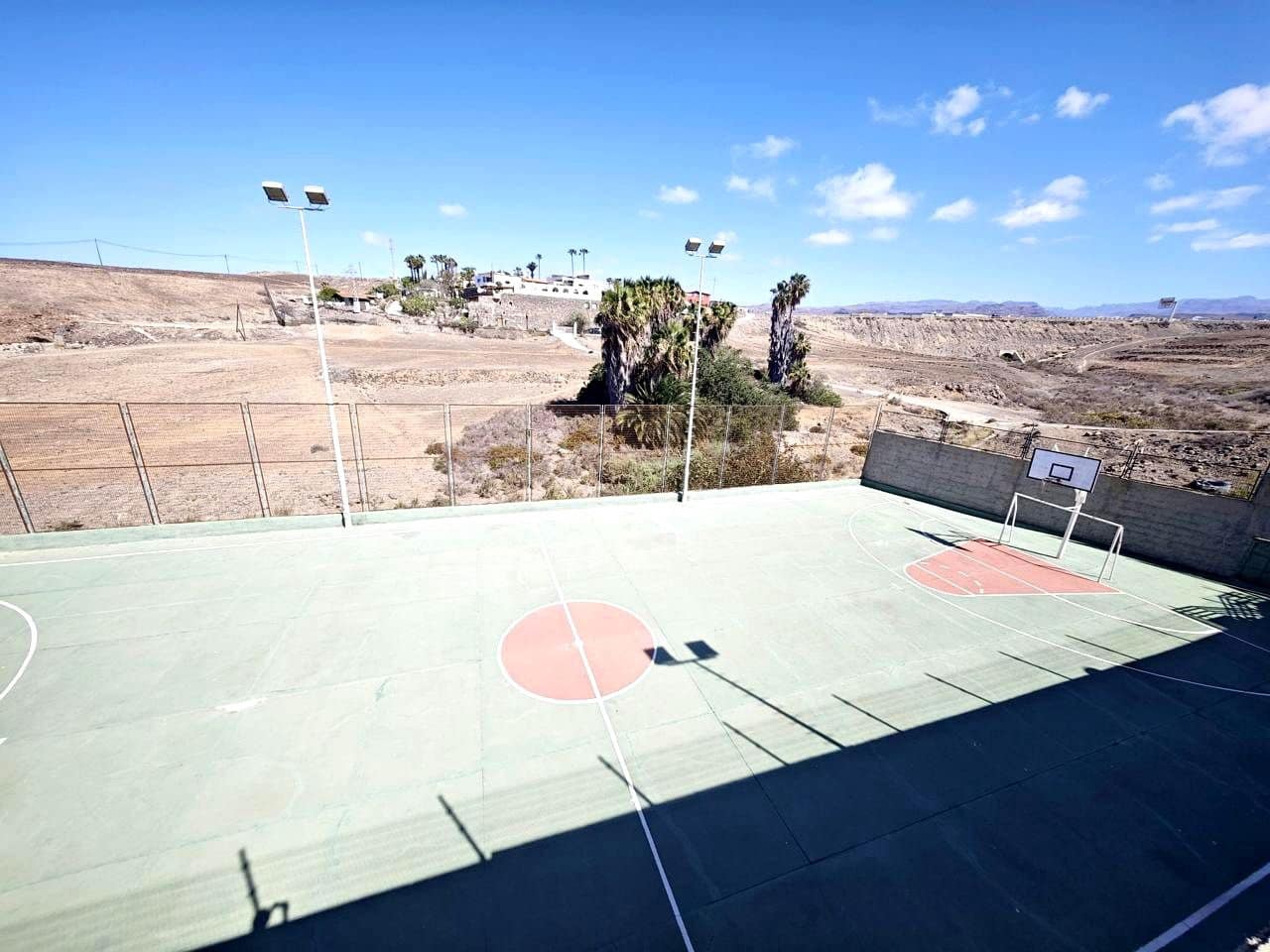 1 Zimmer Villa zu vermieten in Sonneland mit Pool - 1.300 € (Ref: 9111253)