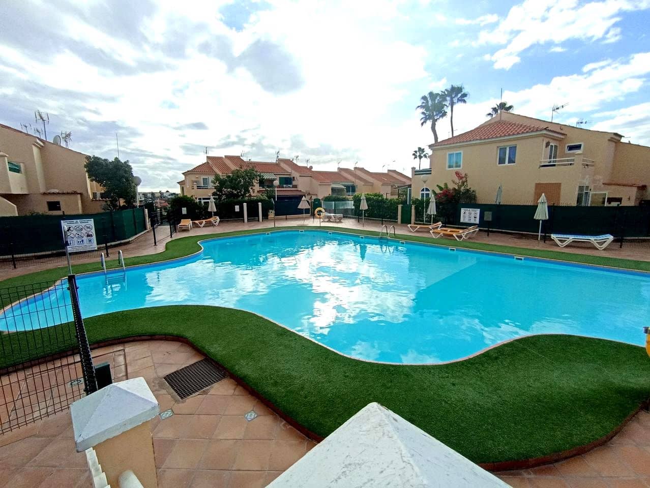 1 Zimmer Villa zu vermieten in Sonneland mit Pool - 1.300 € (Ref: 9111253)