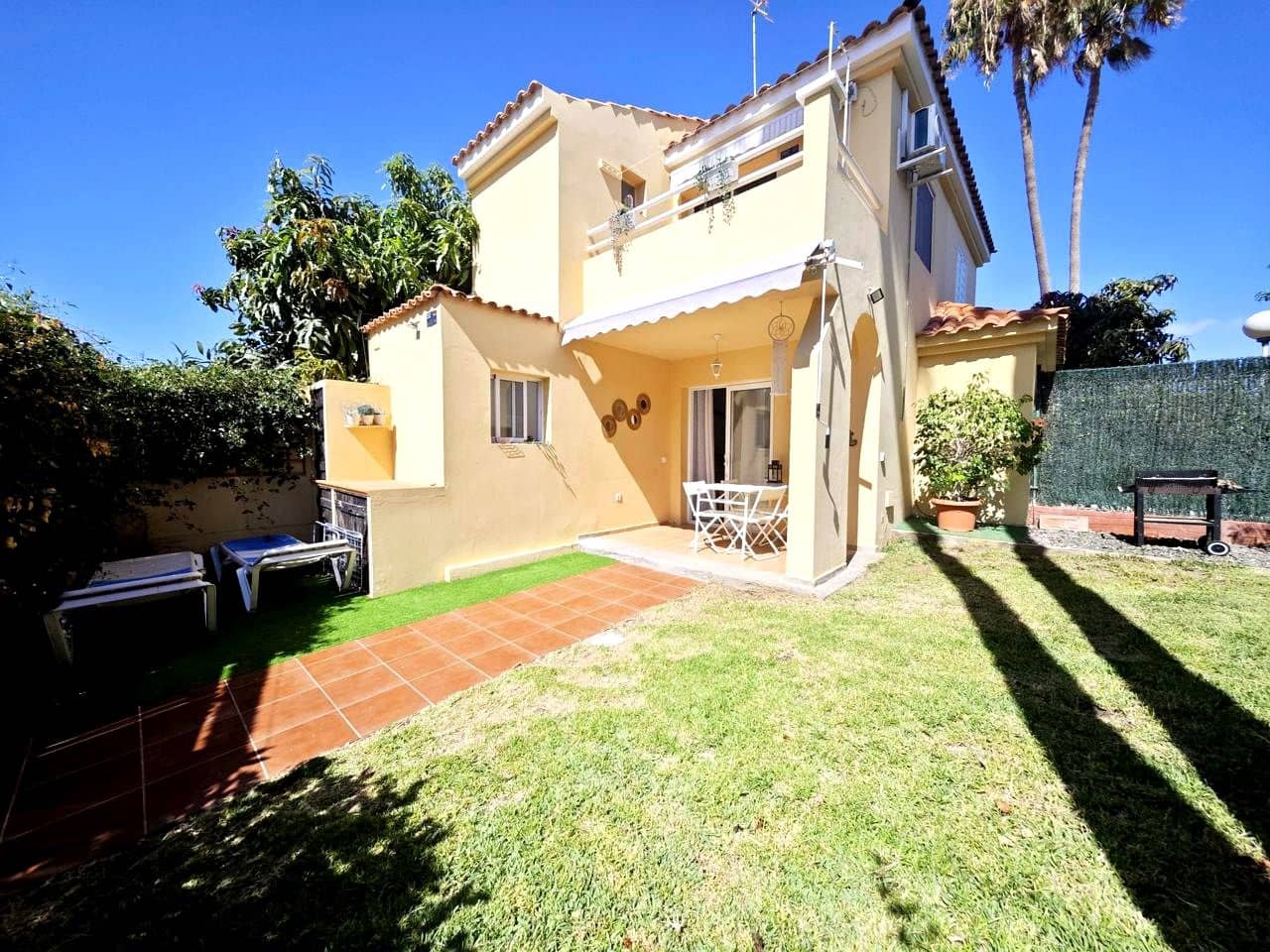 1 Zimmer Villa zu vermieten in Sonneland mit Pool - 1.300 € (Ref: 9111253)