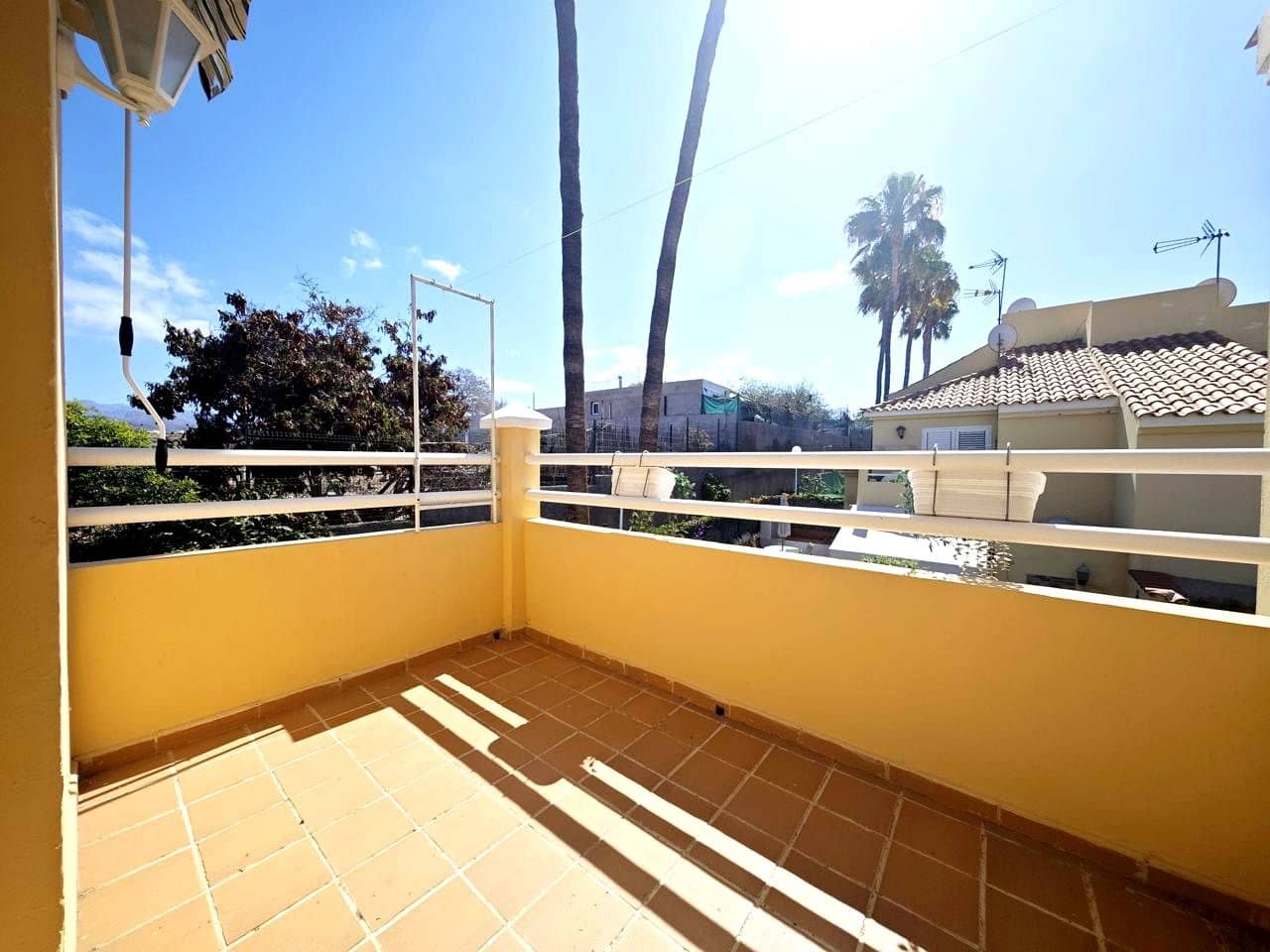 1 Zimmer Villa zu vermieten in Sonneland mit Pool - 1.300 € (Ref: 9111253)