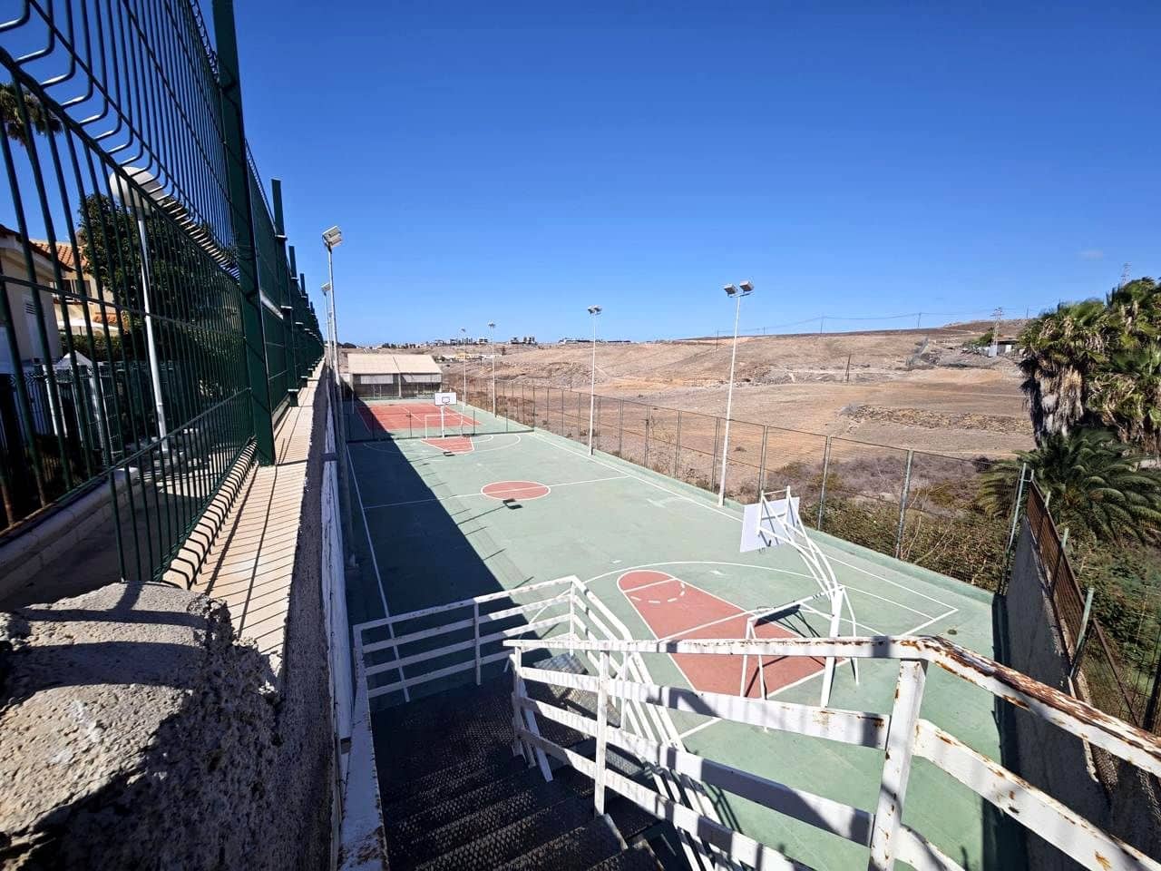 1 Zimmer Villa zu vermieten in Sonneland mit Pool - 1.300 € (Ref: 9111253)