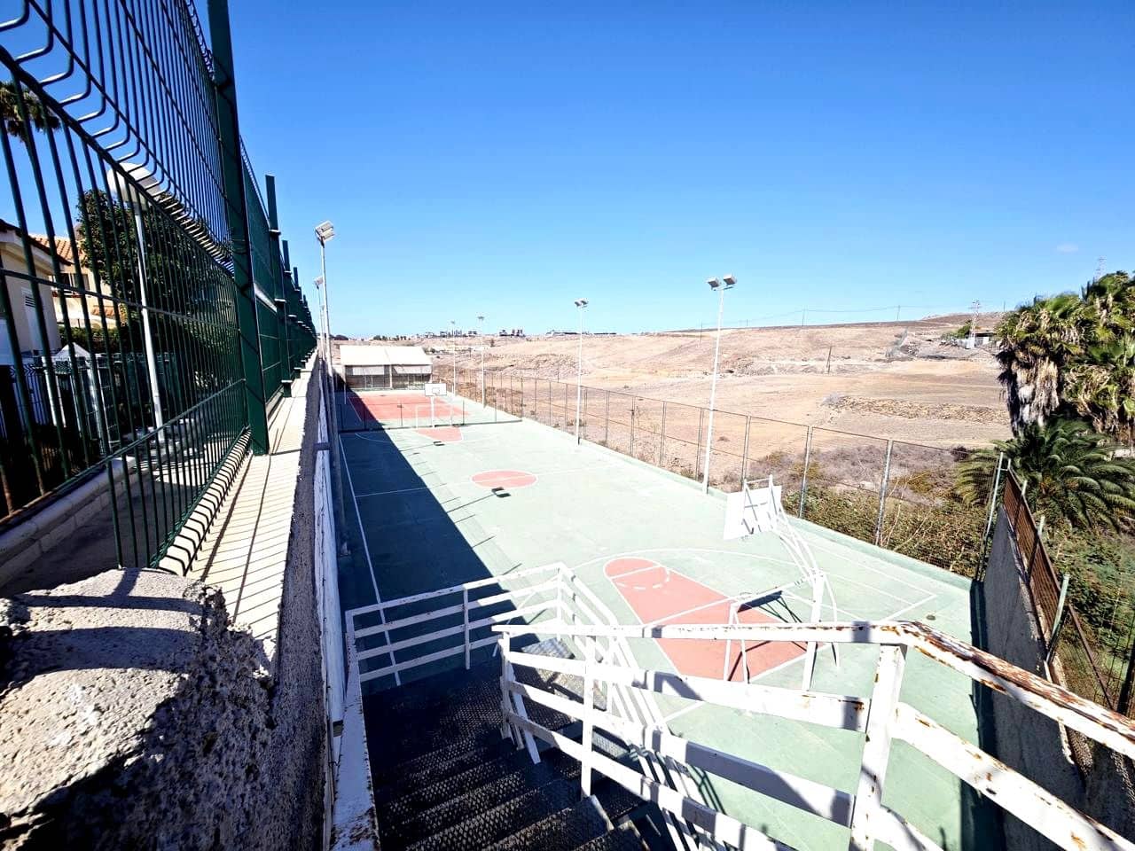 1 Zimmer Villa zu vermieten in Sonneland mit Pool - 1.300 € (Ref: 9111253)