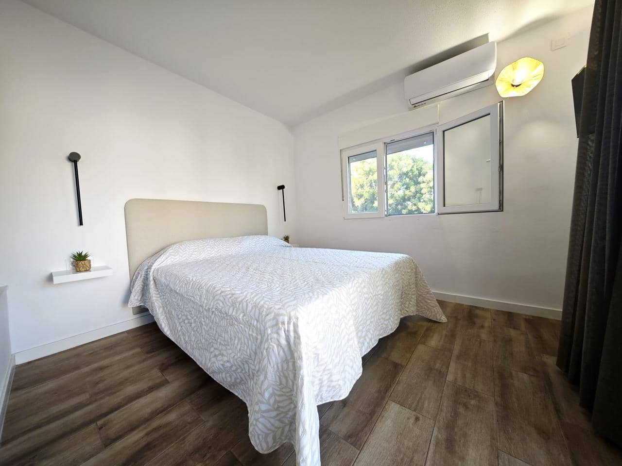 1 Zimmer Villa zu vermieten in Sonneland mit Pool - 1.300 € (Ref: 9111253)