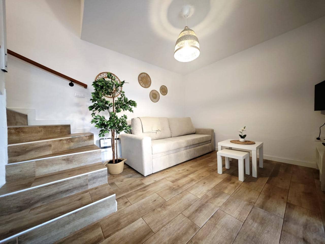 1 Zimmer Villa zu vermieten in Sonneland mit Pool - 1.300 € (Ref: 9111253)