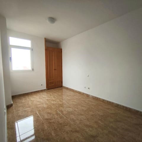 3 chambre Appartement à vendre à Vecindario, Santa Lucía de Tirajana avec garage - 179 000 € (Ref: 9336926)