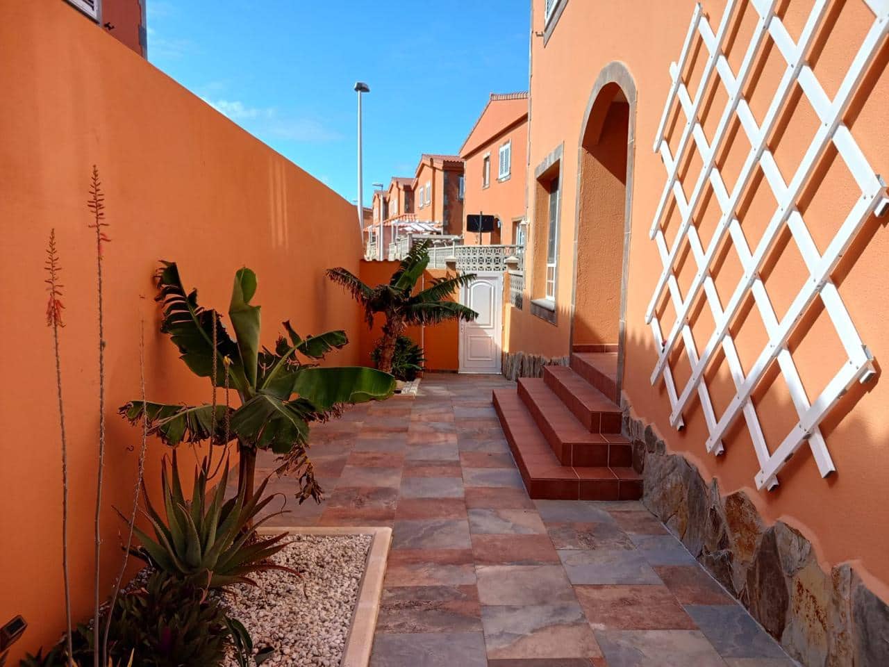 2 bedroom Villa for rent in Telde - € 1,600 (Ref: 9420475)