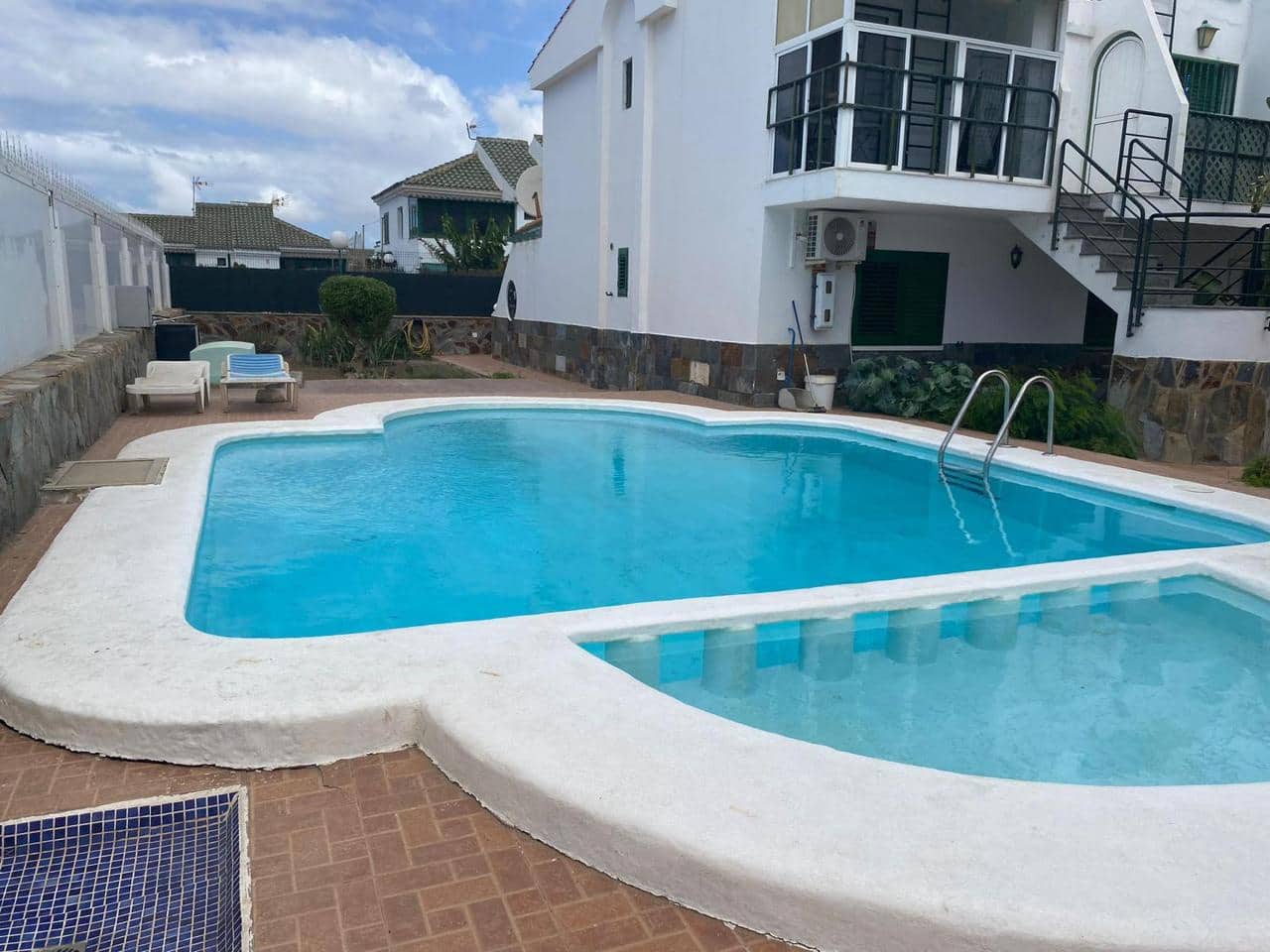 1 quarto Apartamento para arrendar em Sonneland com piscina garagem - 1 000 € (Ref: 9684254)