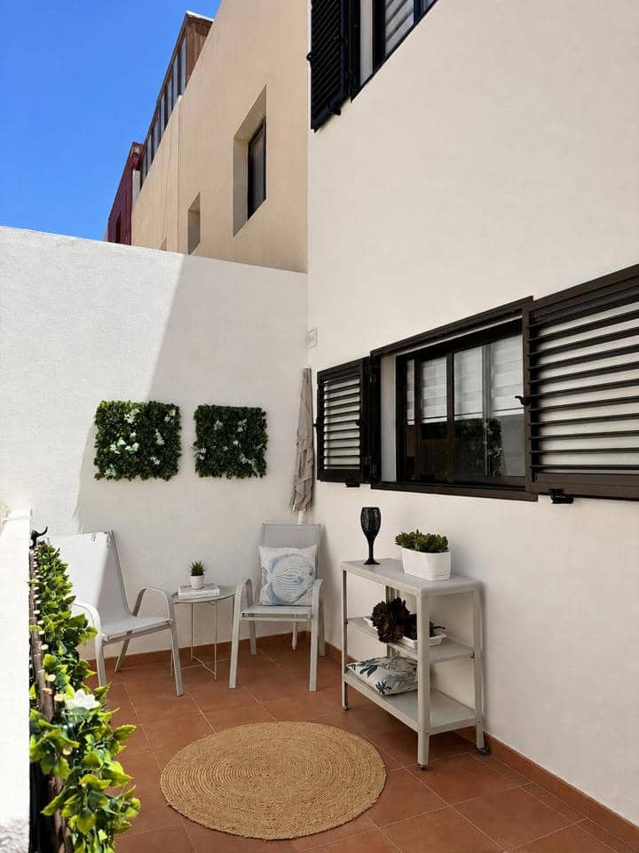 2 bedroom Flat for rent in Arinaga with garage - € 1,700 (Ref: 9769941)