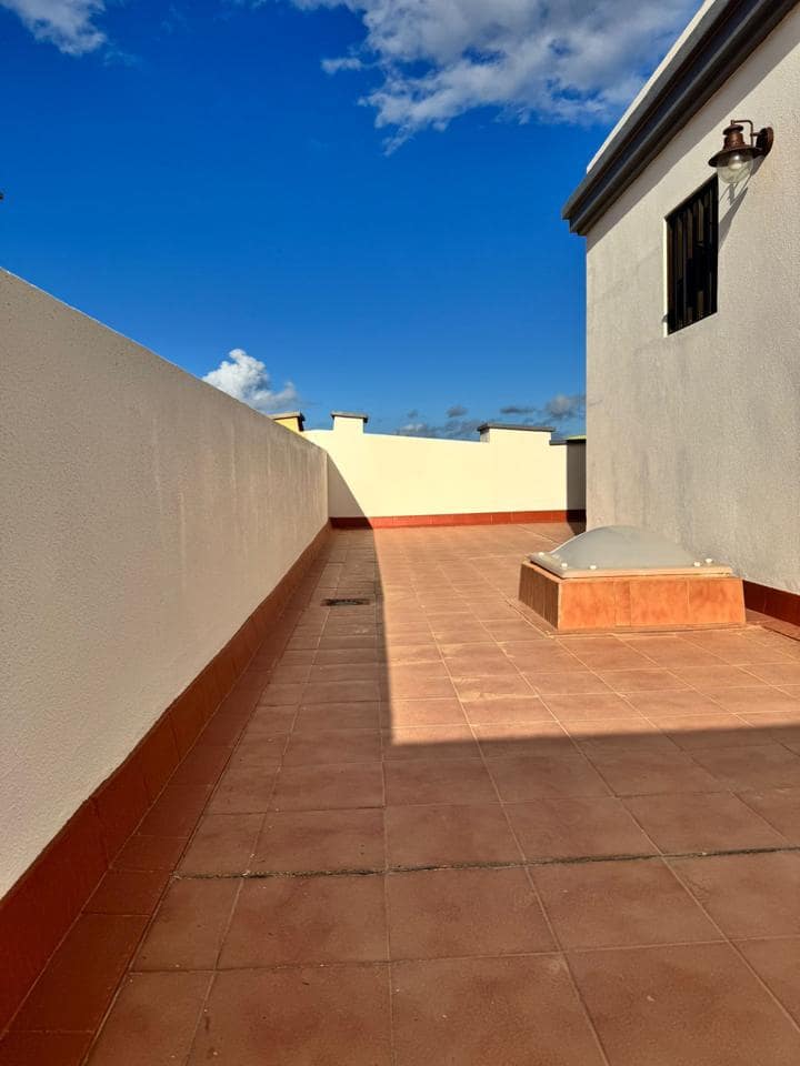 2 bedroom Flat for rent in Arinaga with garage - € 1,700 (Ref: 9769941)