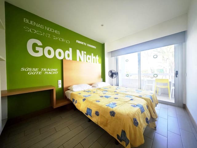 1 slaapkamer Flat te huur in Playa del Inglés, San Bartolomé de Tirajana met zwembad - € 1.400 (Ref: 9807129)