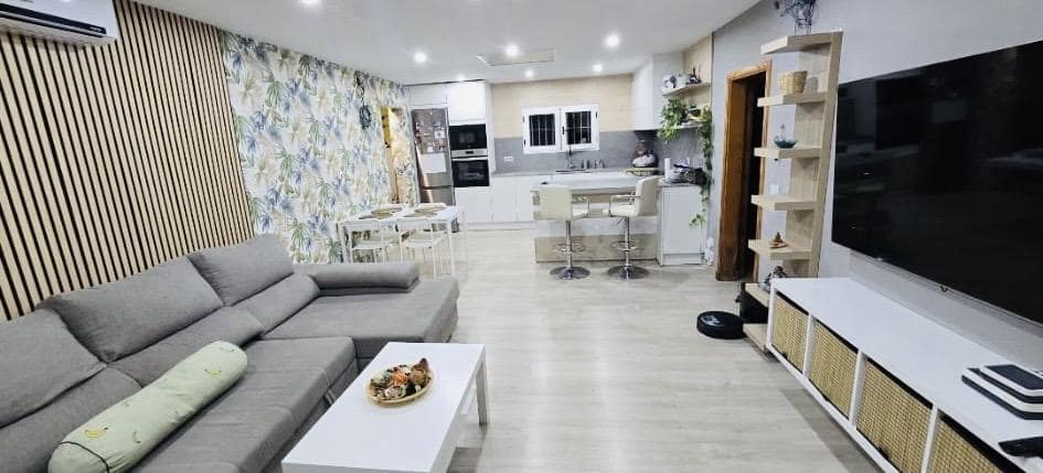2 bedroom Villa for rent in Telde with pool garage - € 2,350 (Ref: 9866250)