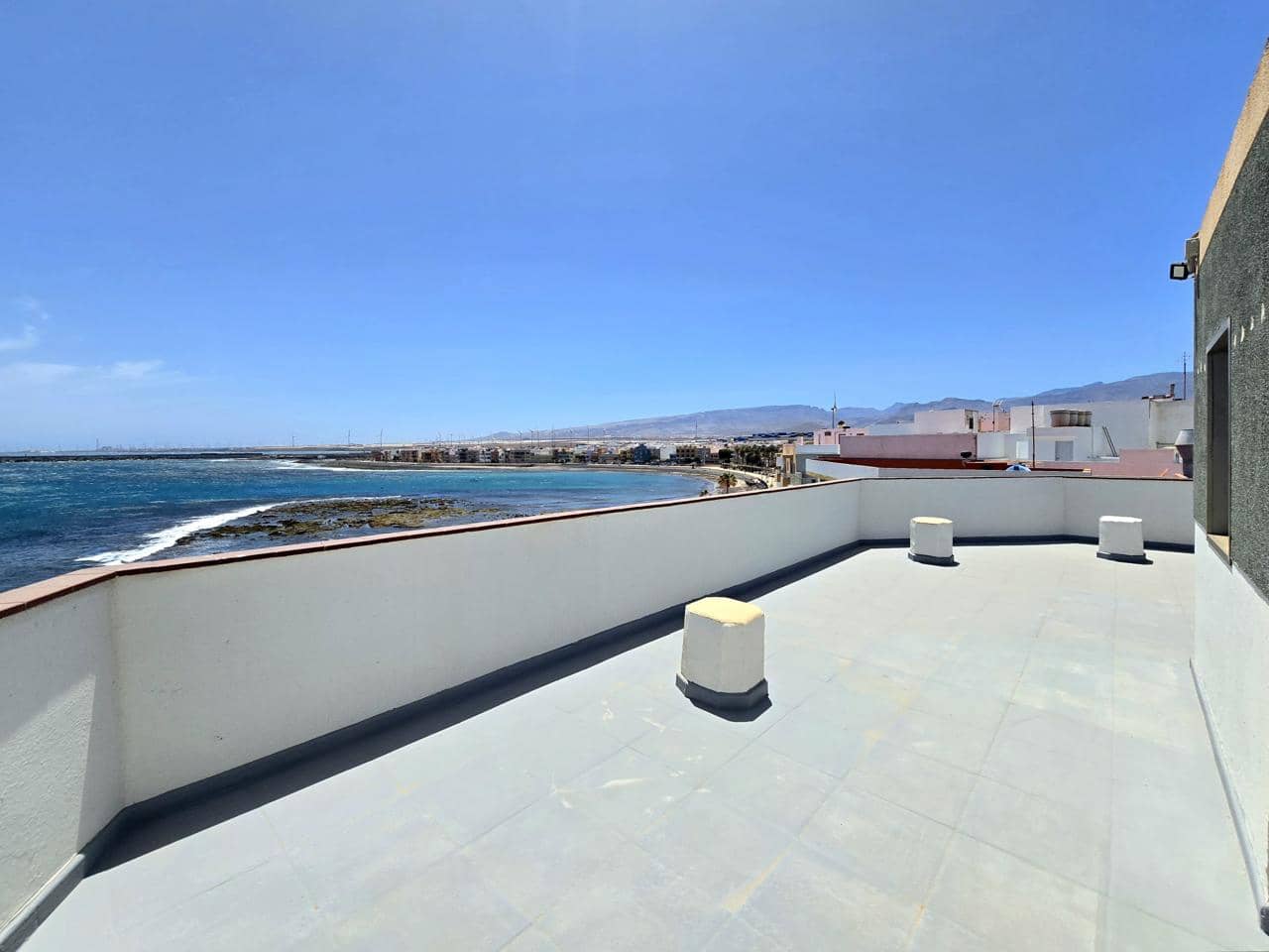 3 bedroom Flat for rent in Arinaga with garage - € 1,500 (Ref: 9895558)
