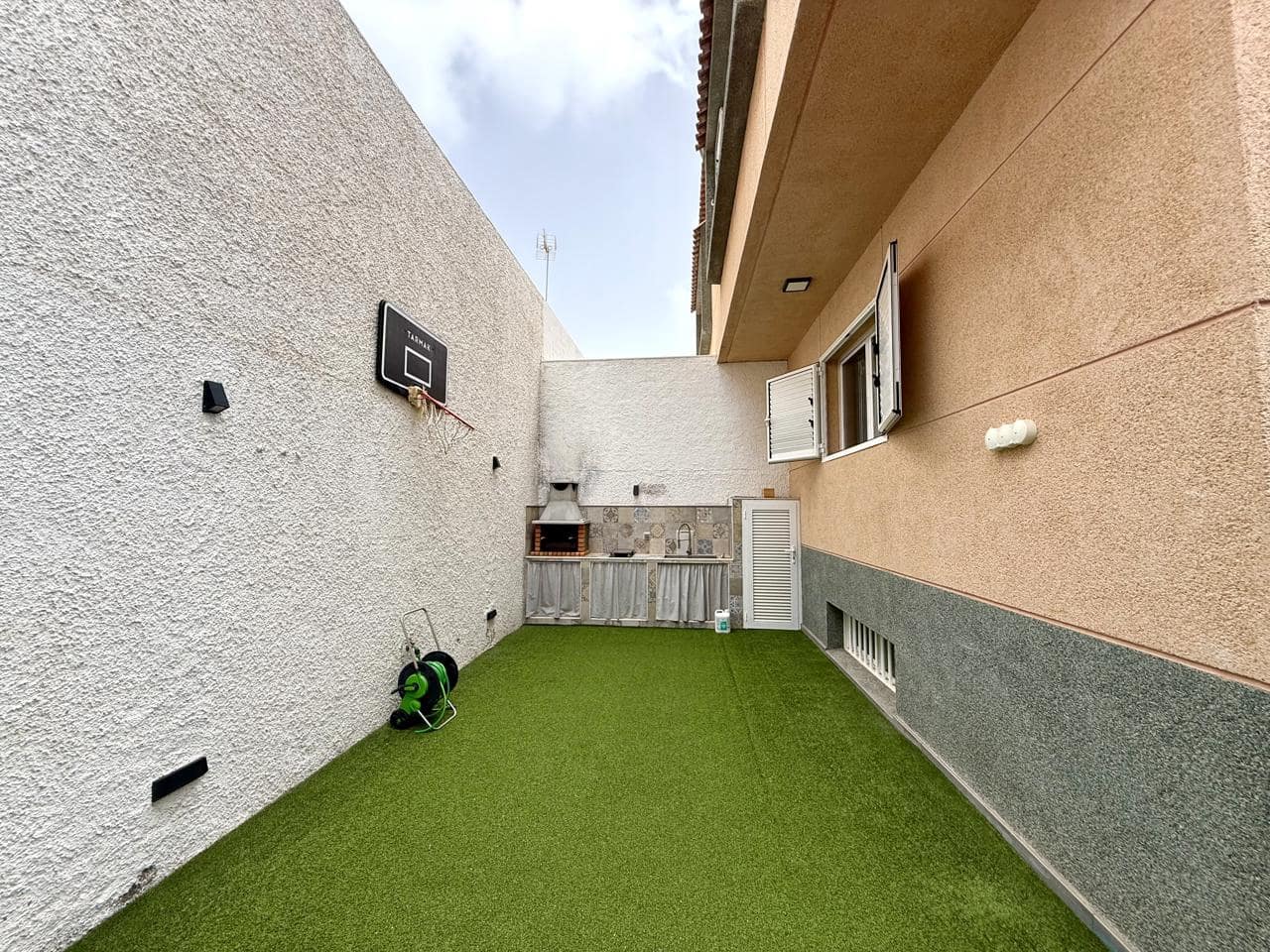 4 bedroom Villa for sale in Las Palmas de Gran Canaria with pool garage - € 485,000 (Ref: 9937121)