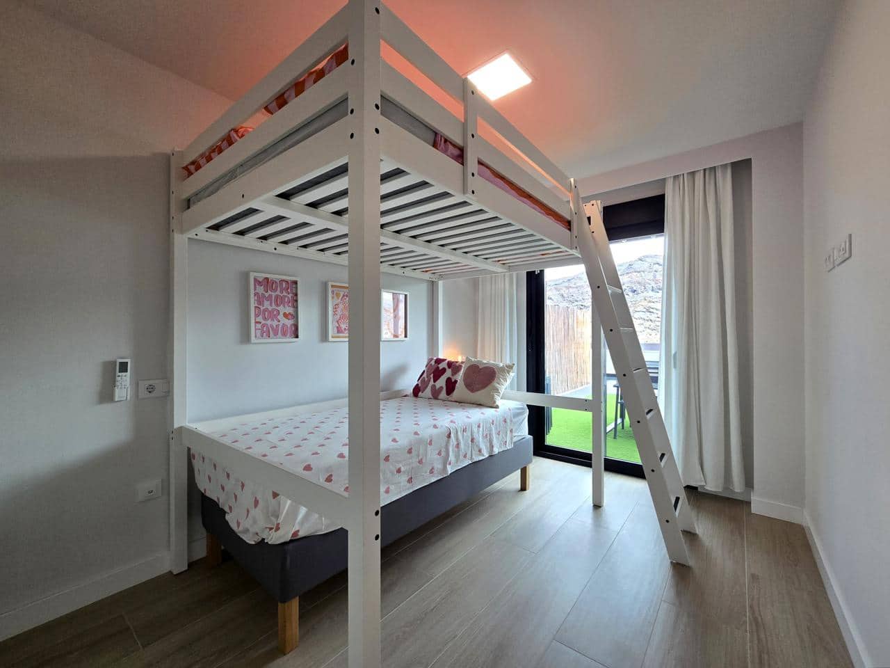 Appartement de 2 chambres à louer à Puerto Rico avec piscine garage - 1 700 € (Ref: 9939252)