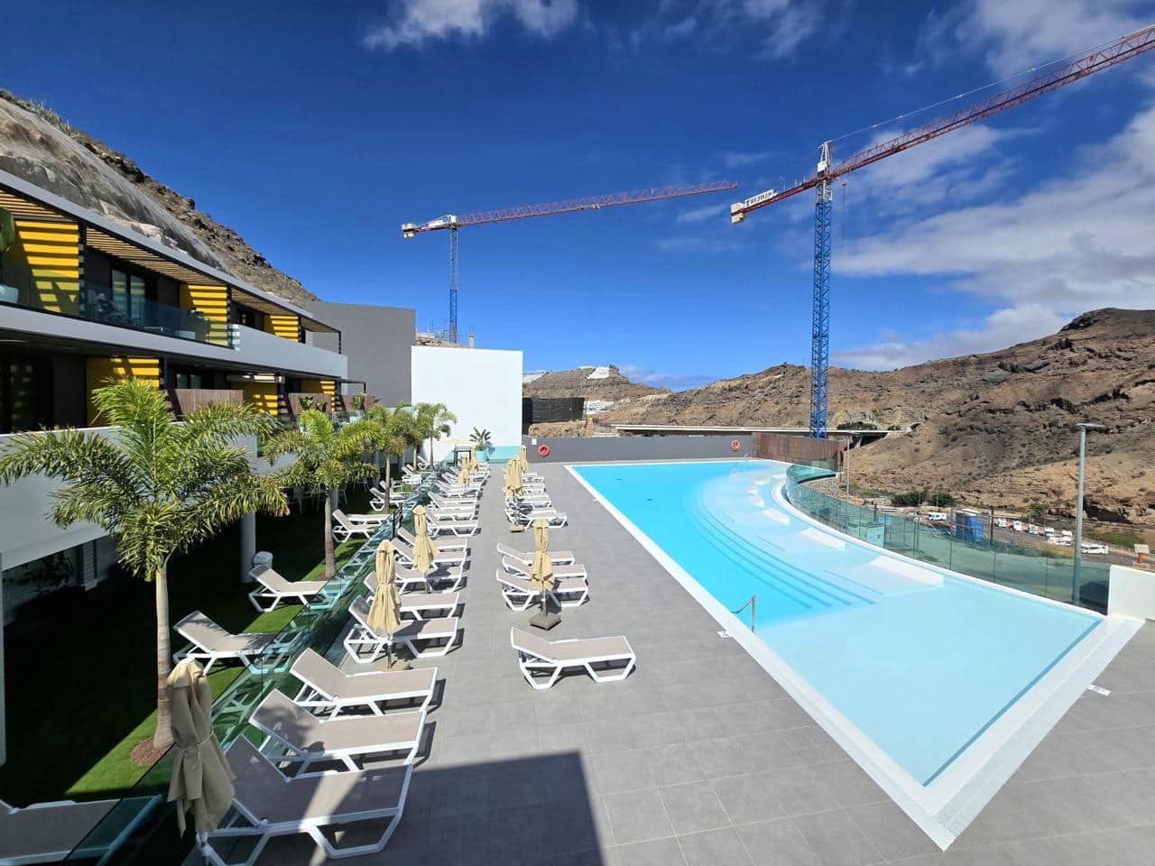 Appartement de 2 chambres à louer à Puerto Rico avec piscine garage - 1 700 € (Ref: 9939252)