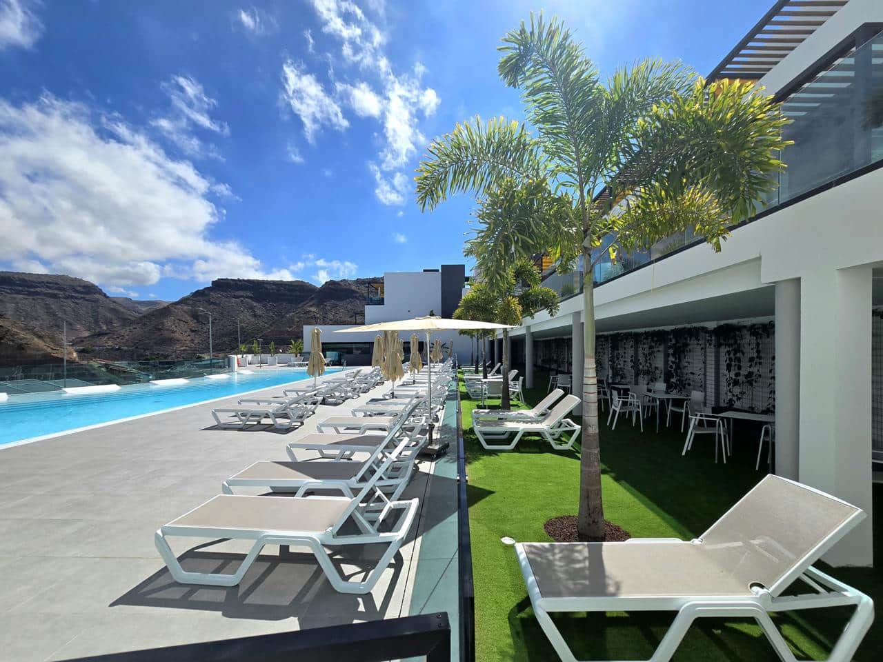Appartement de 2 chambres à louer à Puerto Rico avec piscine garage - 1 700 € (Ref: 9939252)