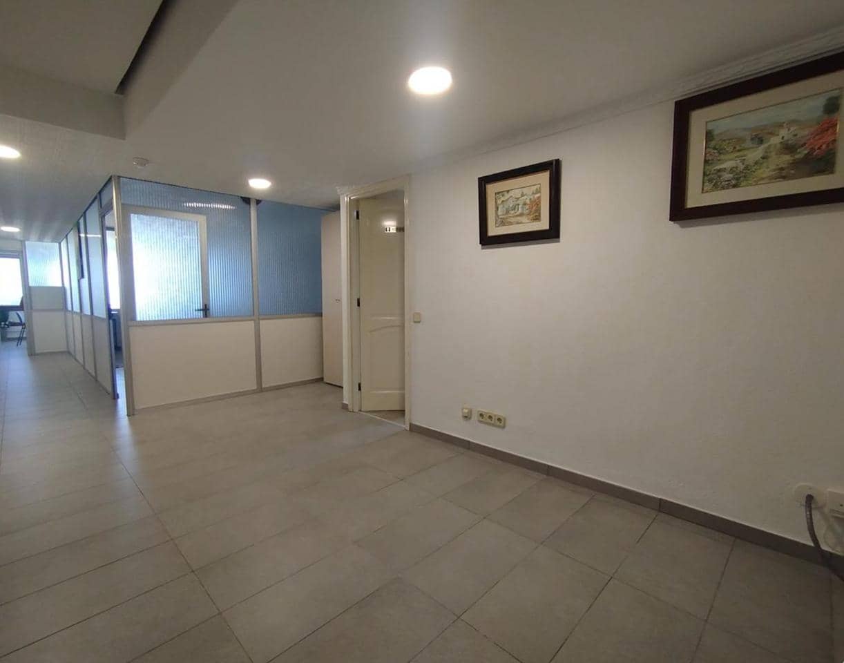 Bureau de 2 chambres à louer à Playa del Ingles - 1 250 € (Ref: 9941190)