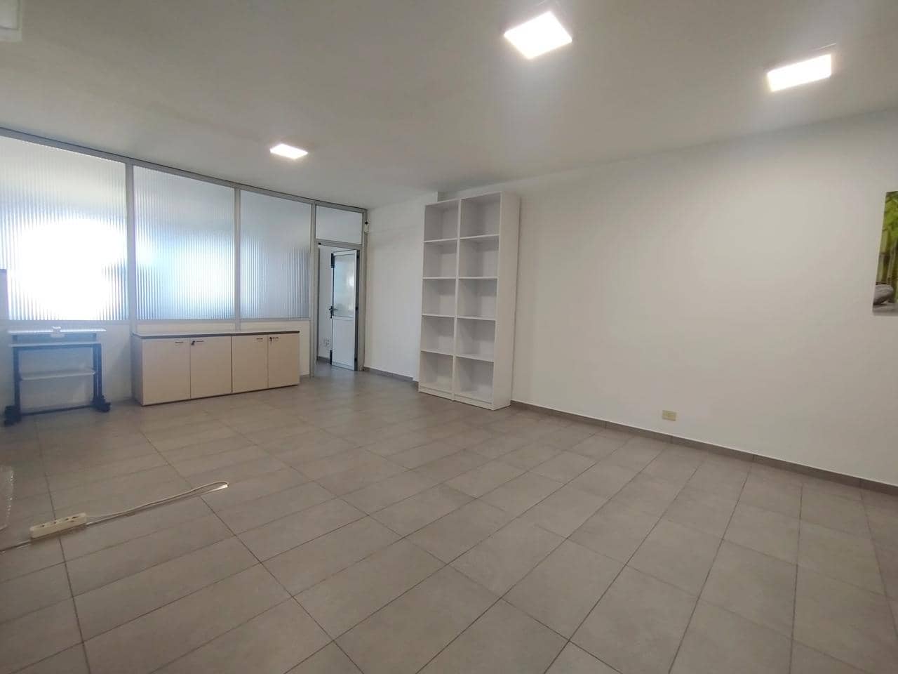 Bureau de 2 chambres à louer à Playa del Ingles - 1 250 € (Ref: 9941190)