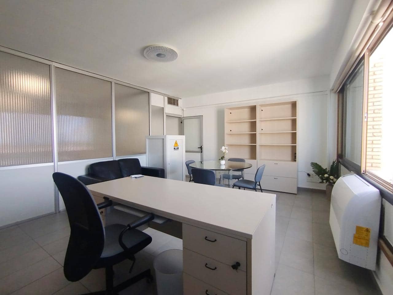 Bureau de 2 chambres à louer à Playa del Ingles - 1 250 € (Ref: 9941190)