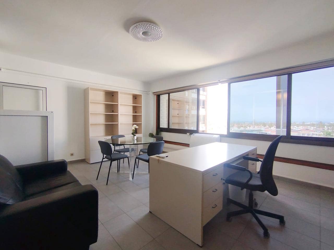 Bureau de 2 chambres à louer à Playa del Ingles - 1 250 € (Ref: 9941190)