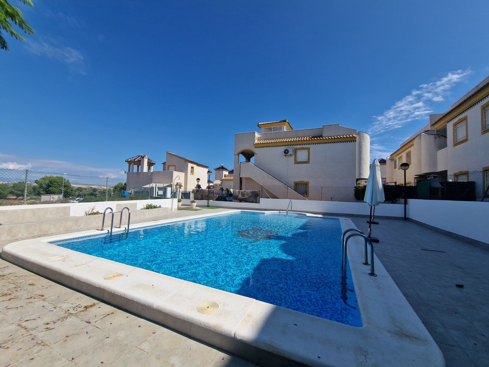 Apartamento de 2 habitaciones en Guardamar del Segura en venta con piscina garaje - 145.000 € (Ref: 10145090)