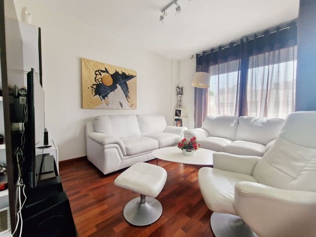 4 makuuhuone Omakotitalo myytävänä paikassa Guardamar Playa, Guardamar del Segura mukana uima-altaan 
autotalli - 595 000 € (Ref: 9216781)