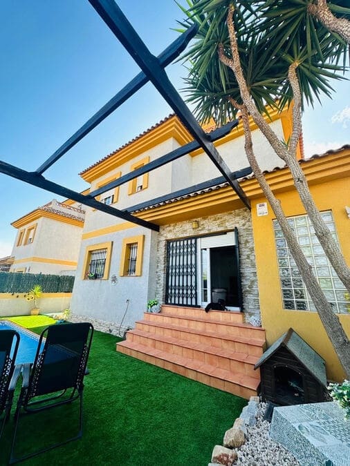 Chalet de 3 habitaciones en Los Montesinos en venta con piscina garaje - 280.000 € (Ref: 9353320)