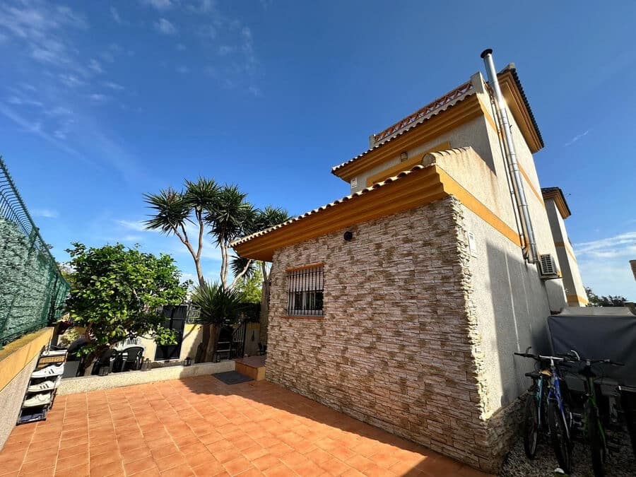 Chalet de 3 habitaciones en Los Montesinos en venta con piscina garaje - 280.000 € (Ref: 9353320)