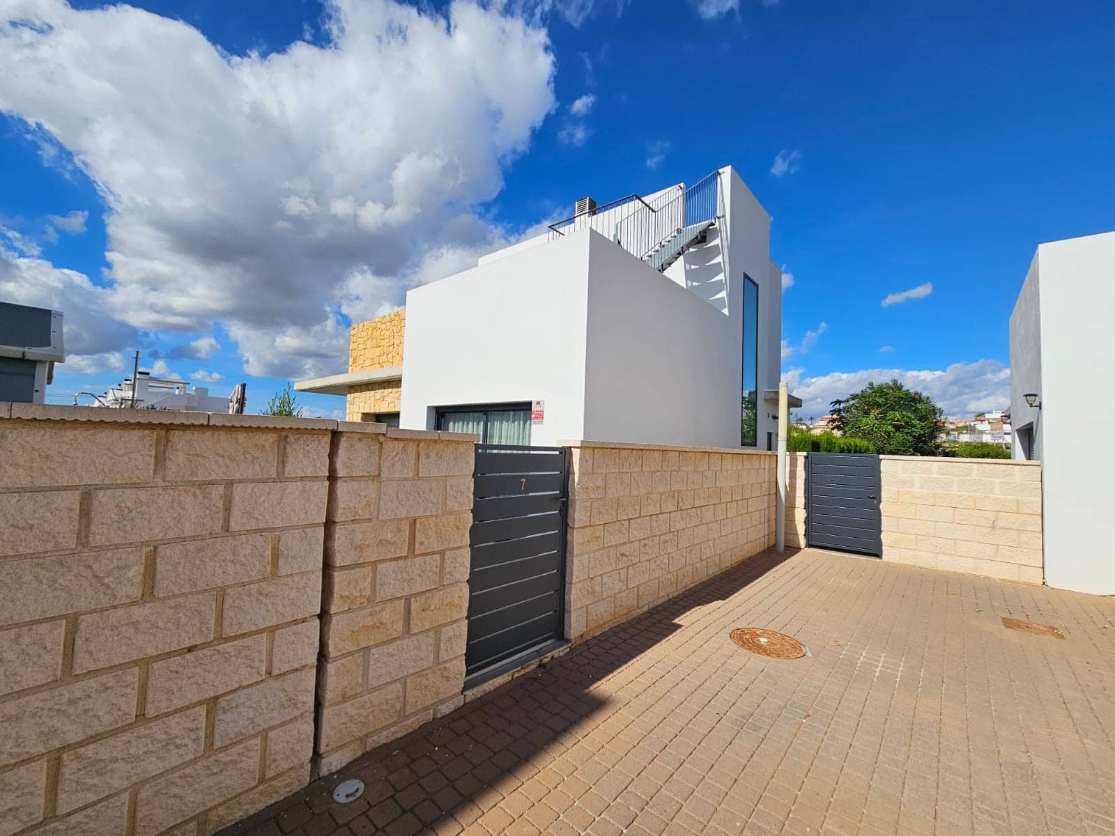 3 bedroom Villa for sale in Ciudad Quesada with pool - € 499,500 (Ref: 9362214)