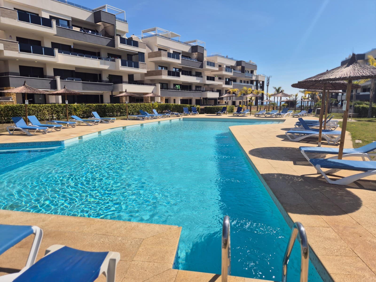 2 chambre Penthouse à vendre à Playa Flamenca avec piscine - 549 000 € (Ref: 9677037)