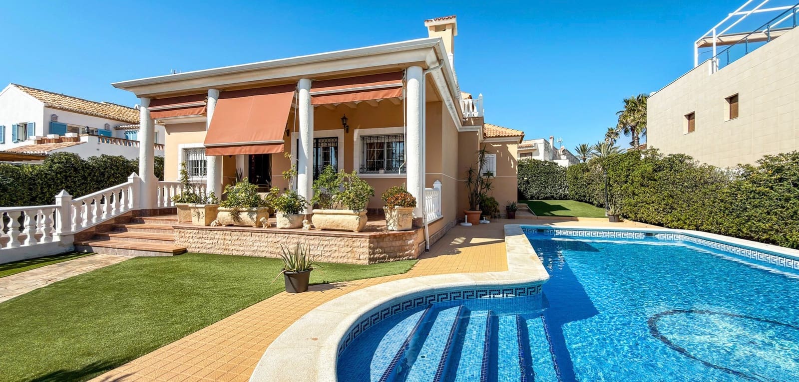 5 Zimmer Villa zu verkaufen in La Mata mit Pool - 950.000 € (Ref: 9721463)