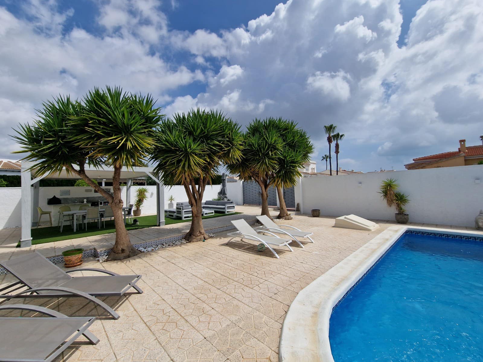 3 bedroom Villa for sale in Pueblo Bravo with pool - € 440,000 (Ref: 9815222)