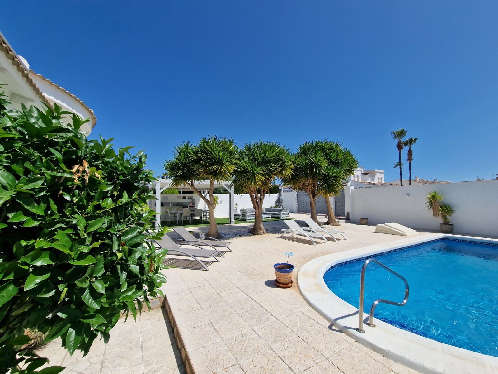 3 bedroom Villa for sale in Pueblo Bravo with pool - € 440,000 (Ref: 9815222)