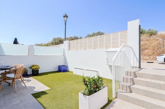 Rivitalo myytävänä paikassa Avda Pescia - Ctra de Frigiliana, Nerja - 449 000 € (Ref: 10098765)