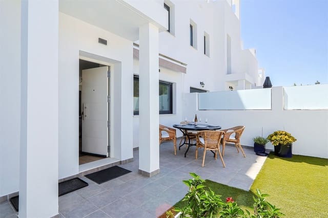 Rivitalo myytävänä paikassa Avda Pescia - Ctra de Frigiliana, Nerja - 449 000 € (Ref: 10098765)