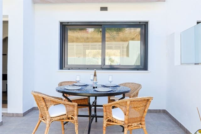 Rivitalo myytävänä paikassa Avda Pescia - Ctra de Frigiliana, Nerja - 449 000 € (Ref: 10098765)