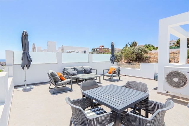 Rivitalo myytävänä paikassa Avda Pescia - Ctra de Frigiliana, Nerja - 449 000 € (Ref: 10098765)