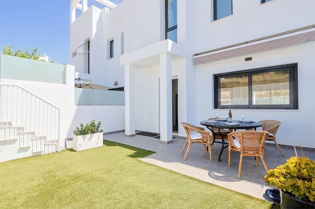 Rivitalo myytävänä paikassa Avda Pescia - Ctra de Frigiliana, Nerja - 449 000 € (Ref: 10098765)